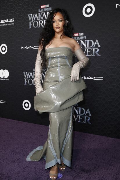 Rihanna conquista premiere de ‘Wakanda Forever’ con vestido strapless