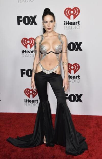 Halsey luce atuendo casi 'imposible de llevar' a los iHeartRadio y deslumbra