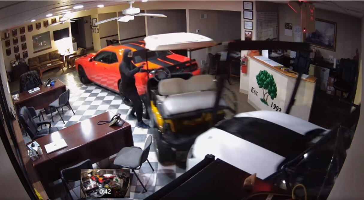 Ladrones quedan atrapados tras estrellar un Chevrolet Camaro en concesionario de autos.  Foto: Tomada de video del Departamento de Policía Regional del Condado de Northern York / Storyful