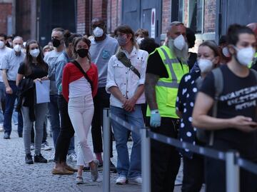 Pfizer: ómicron, con síntomas más leves pero es más transmisible