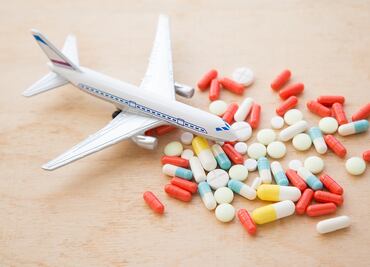¿Puedo viajar con medicamentos en el equipaje de mano del avión?