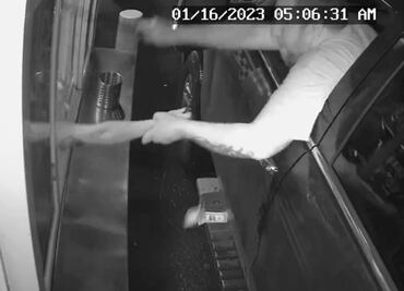Video. Cliente intenta raptar a barista a través de drive-thru en Washington