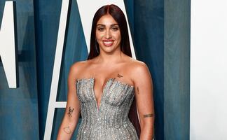 Hija de Madonna posa en atrevido vestido strapless con recortes 