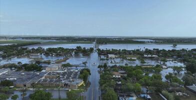 Fuertes tormentas causan inundaciones y rescates en el sur de Texas. VIDEOS
