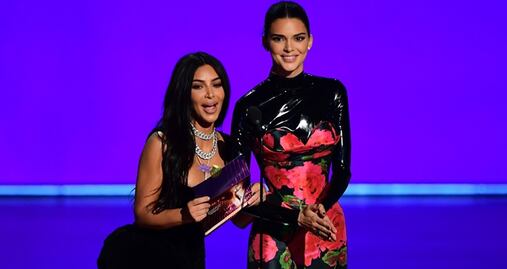 Se burlan de Kim y Kendall Jenner en ceremonia de los Emmy