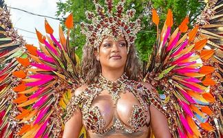 ¡Más atrevida que nunca! Rihanna se luce con traje transparente en Barbados