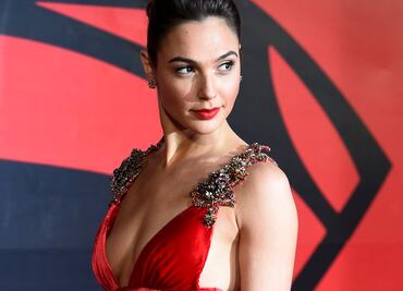Gal Gadot deslumbra con su vestido más pequeño y sin maquillaje