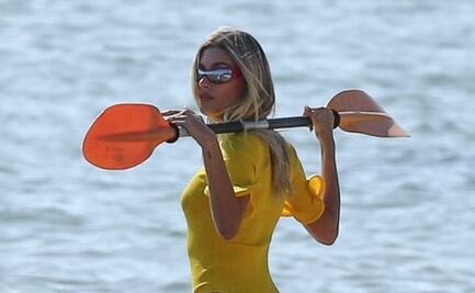 Hailey Bieber luce figura tonificada con lencería en sesión