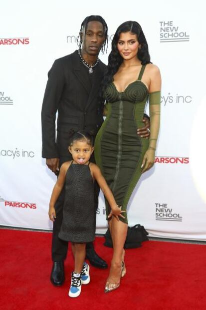 Kylie Jenner regresa con Travis Scott y luce vestido de impacto