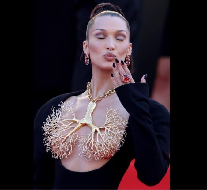 Bella Hadid seduce en Cannes con sexy y arriesgado vestido-joya
