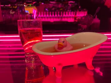 Calirosa, el bar de Dallas donde todo es rosa, destellante e instagrameable