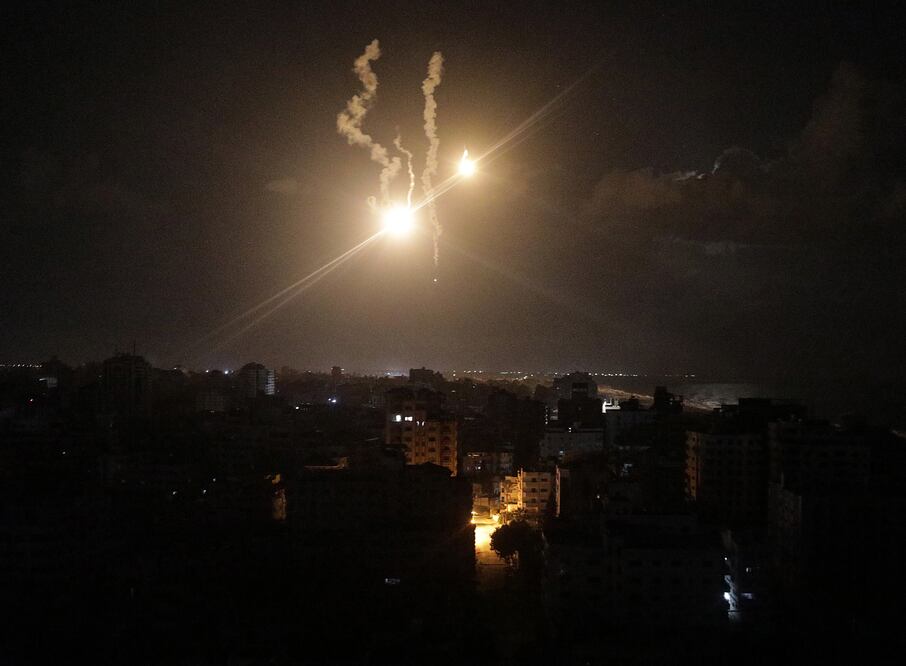 Desplazados que estaban en una iglesia en Gaza murieron y otros resultaron heridos en un bombardeo israelí. EFE/EPA/MOHAMMED SABER