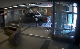 Video. Sujeto estrella su camioneta contra estación de Policía en Colorado