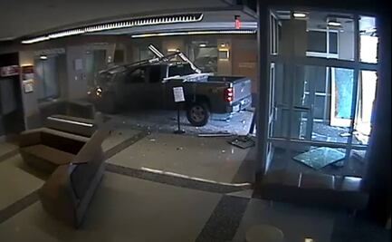 Video. Sujeto estrella su camioneta contra estación de Policía en Colorado