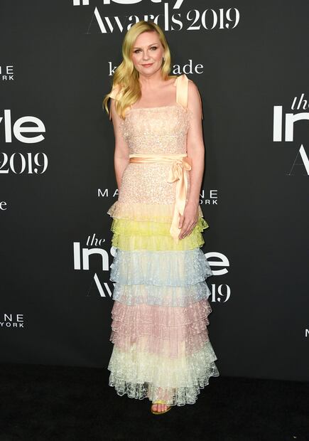Kirsten Dunst destila belleza con 'vestido arcoíris' en Los Ángeles