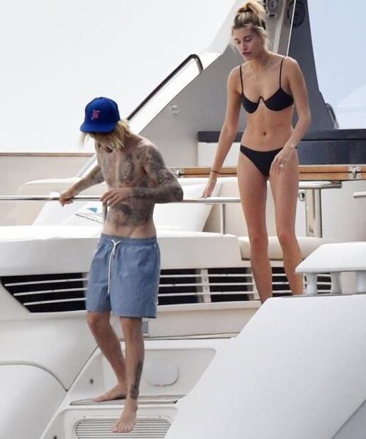Hailey Baldwin luce figura en bikini durante romántico viaje