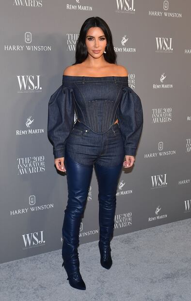 Kim Kardashian delinea sus curvas con ajustado atuendo de mezclilla