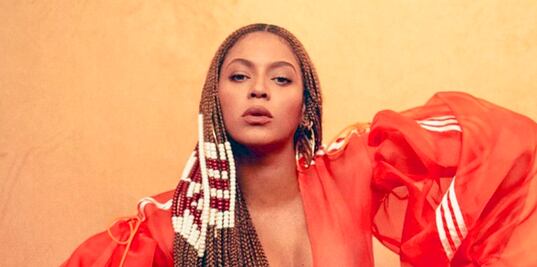 Beyoncé posa con vestido transparente en sesión y deslumbra