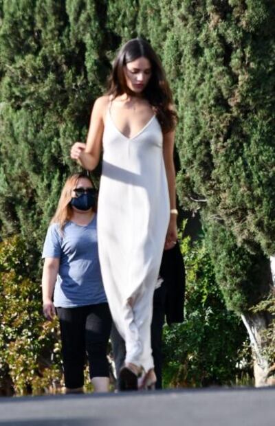 Eiza González deslumbra con vestido braless en Los Ángeles