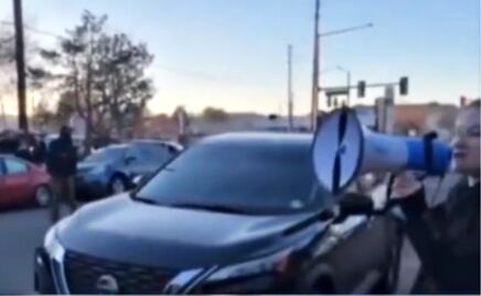 Mujer estadounidense se enfrenta al ICE para defender a migrantes durante redadas: “No abran la puerta” 