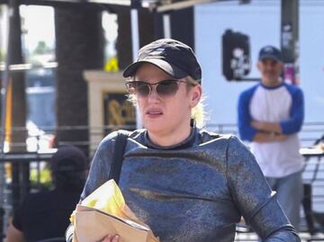 Rebel Wilson presume figura con leggings metálicos tras bajar 35 kilos