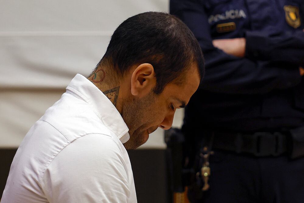Dani Alves, condenado a cuatro años y medio de cárcel por agresión sexual. Las claves del caso (Photo by ALBERTO ESTAVEZ / POOL / AFP)