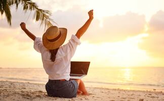 Viaja por el mundo como nómada digital y gana $10,000 dólares al mes. ¿Cuáles son los requisitos?