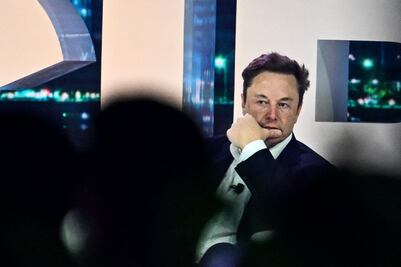 Elon Musk presenta su IA y dice que no será "políticamente correcta"