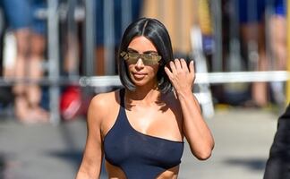 Kim Kardashian presume su silueta curvilínea en sesión con ropa interior rosa
