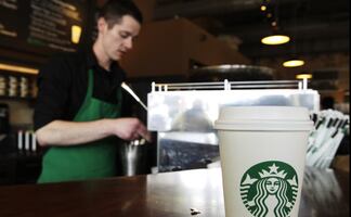 Starbucks se suma a McDonald’s y se retira de Rusia