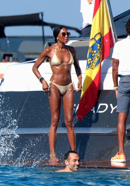 Naomi Campbell presume silueta de impacto a los 54 años con microbikini. Foto: The Grosby Group