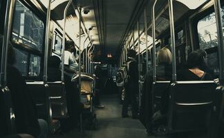 Arrestan a sujeto por morder rostro de un hombre dentro de tren en EU