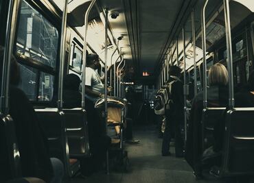 Arrestan a sujeto por morder rostro de un hombre dentro de tren en EU