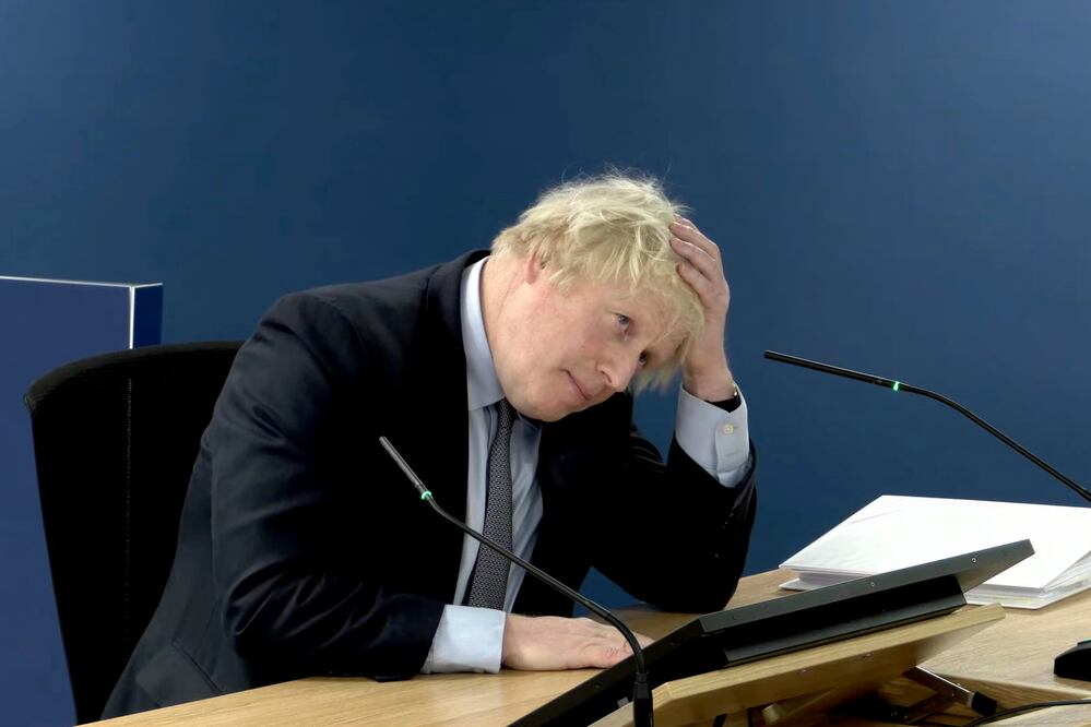 Boris Johnson pide perdón por la gestión del Covid-19: 'Entiendo el dolor y las pérdidas". (UK COVID-19 Inquiry via AP)