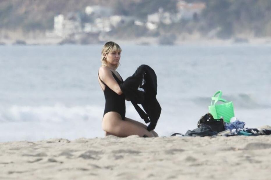 Miley Cyrus impacta con traje de baño en la playa con Cody Simpson