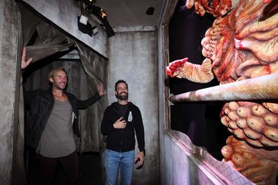 El creador de The Last of Us visita la casa embrujada del videojuego en Halloween Horror Nights