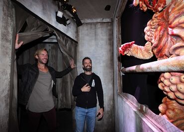 El creador de The Last of Us visita la casa embrujada del videojuego en Halloween Horror Nights