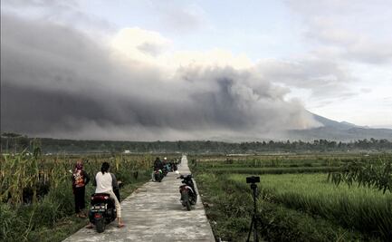 Casi 2,000 desplazados tras la erupción de un volcán en Indonesia (video)