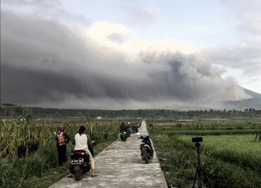 Casi 2,000 desplazados tras la erupción de un volcán en Indonesia (video)