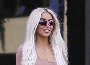 Kim Kardashian luce figura 'irreal' con leggings nude en California
