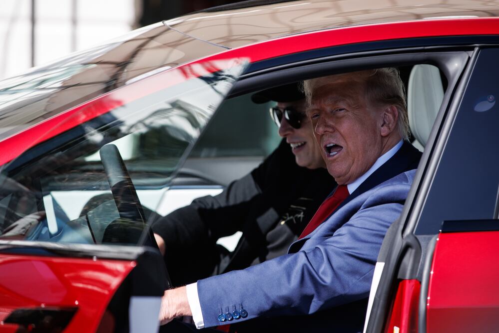 Donald Trump prueba Tesla de Elon Musk tras anunciar que le compraría uno. Foto: EFE