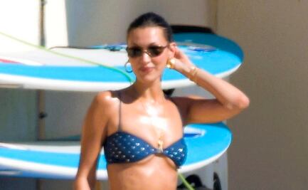 Bella Hadid se luce irreal con pequeño bikini azul durante su viaje a Cannes