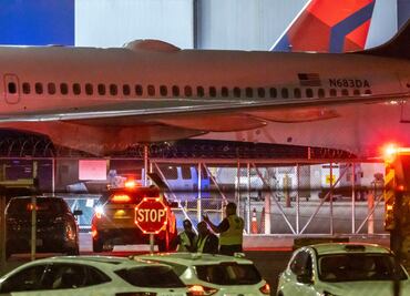 Mueren dos trabajadores y otro resulta herido por explosión de llanta de un avión de Delta en Atlanta