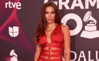 Anitta presume figura de impacto en monokini rosa y celebra sus 32 años 