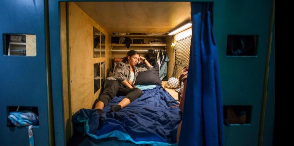 Vivir en una cápsula, la opción más "barata" para jóvenes que llegan a Los Ángeles