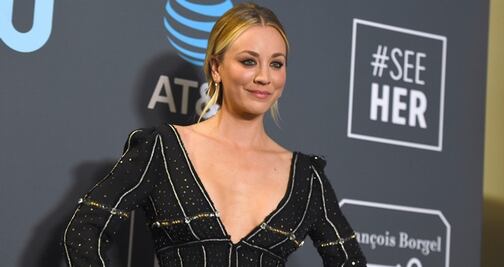 Kaley Cuoco deslumbra con vestido backless en los Critics' Choice Awards