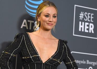 Kaley Cuoco deslumbra con vestido backless en los Critics' Choice Awards