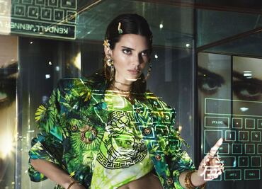 Kendall Jenner deslumbra con minifalda verde icónica de Versace