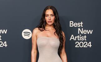 Anastasia Karanikolaou muestra diminuto bikini verde frente a la playa en México