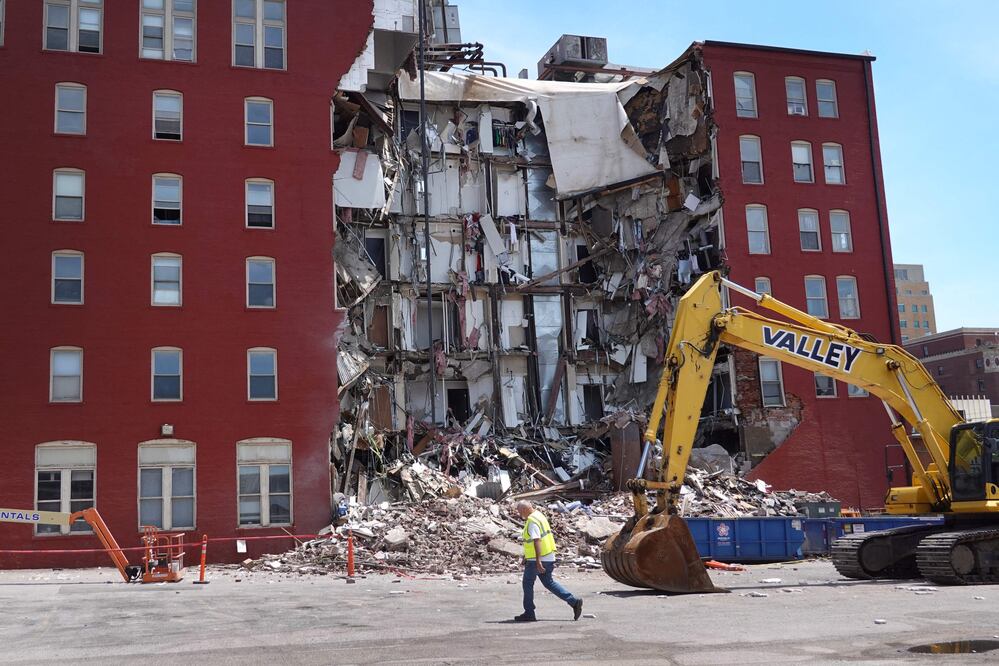 Elementos de rescate buscan a cinco personas tras el colapso de un edificio en Iowa.  Scott Olson/Getty Images/AFP (Photo by SCOTT OLSON / GETTY IMAGES NORTH AMERICA / Getty Images via AFP)
